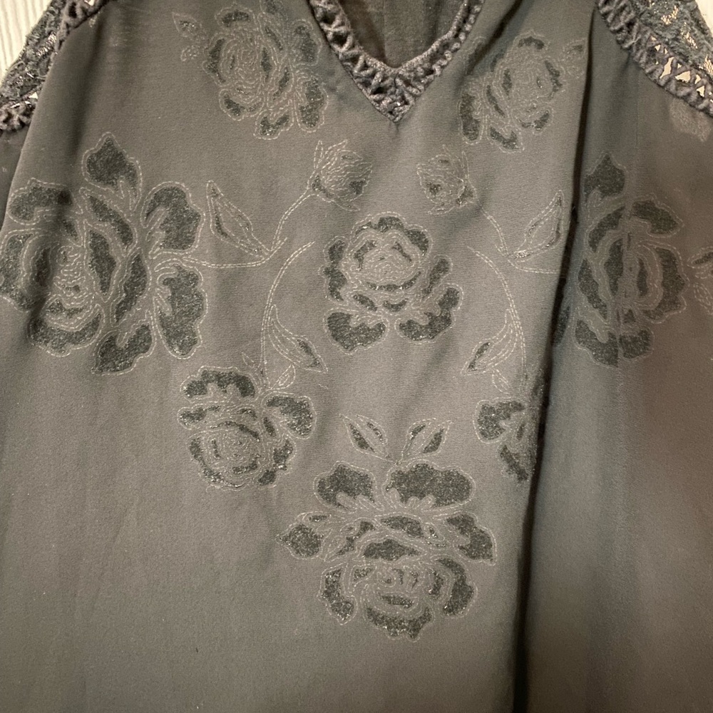Taylor & Sage Black Sleeveless Floral Blouse - Picture 3 of 4